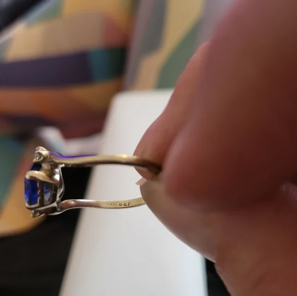 Elegant Sapphire White Gold Ring - Picture 5 of 5